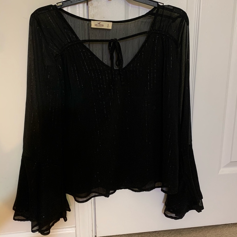 🎈 black hollister top with silver glittery lines